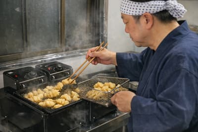 浅草の工房で揚げている様子